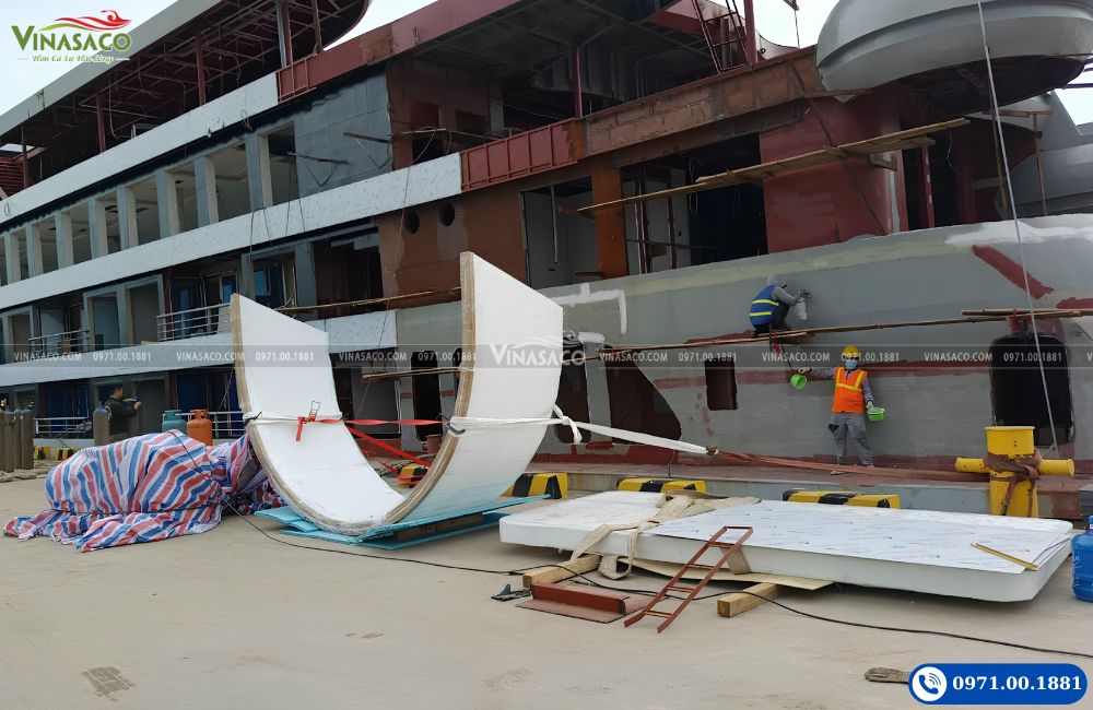 Cẩu lắp tấm Acrylic trong quá trình thi công bể bơi