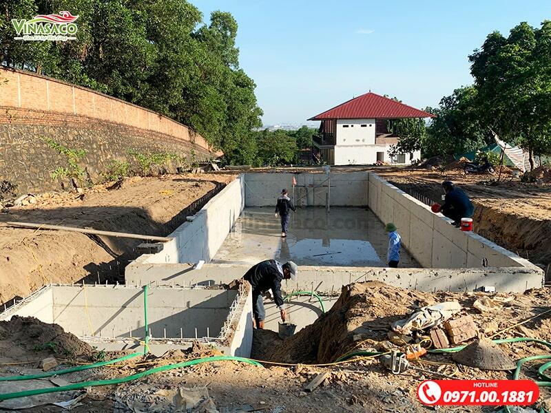 Kỹ thuật thi công bể bơi của Vinasaco trực tiếp khảo sát tại bể bơi