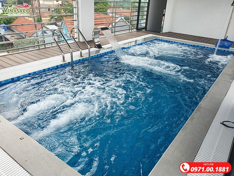 Thiết kế bể bơi tầng thượng đầy đủ thiết bị phụ kiện đi kèm