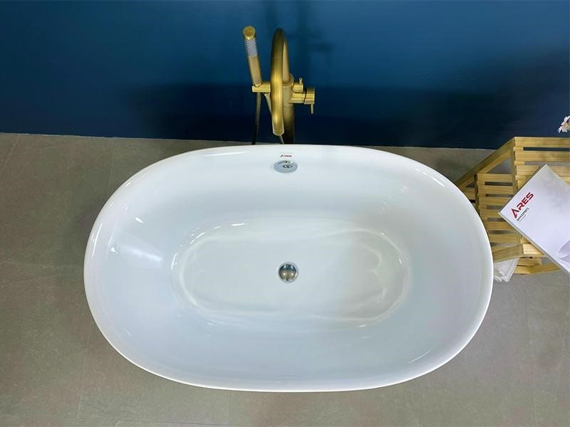 bên trong lòng bồn tắm của một bồn acrylic ngâm thông thường