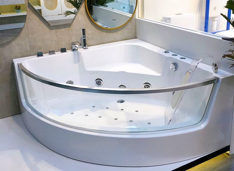 Bồn tắm góc kết hợp giữa chất liệu acrylic và kính