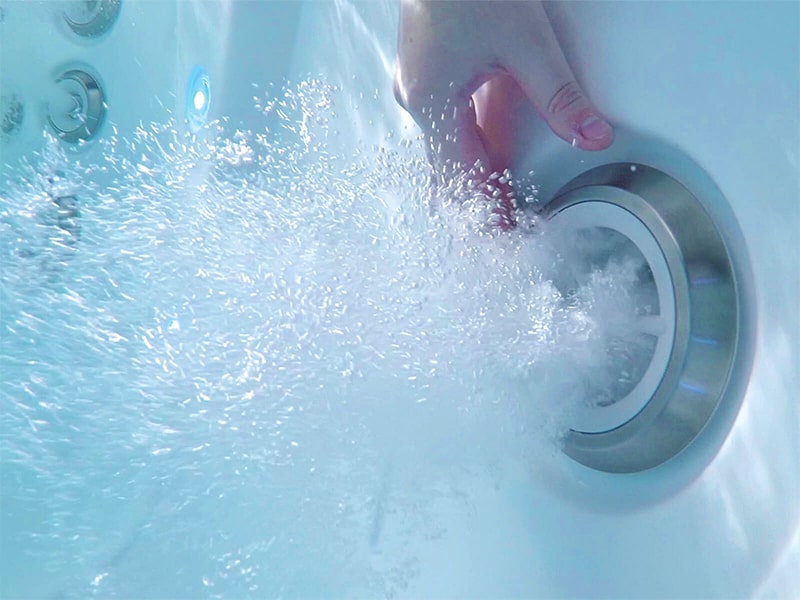 Cận cảnh đầu sục massage khỏe khoắn của bồn tắm Jacuzzi