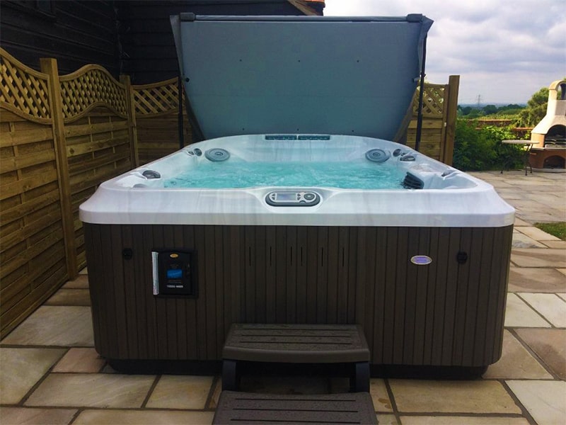 Một chiếc bồn tắm Jacuzzi ngoài trời 