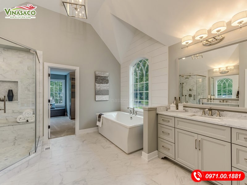 Ảnh bồn tắm acrylic màu trắng đặt tại góc phòng tắm gia đình