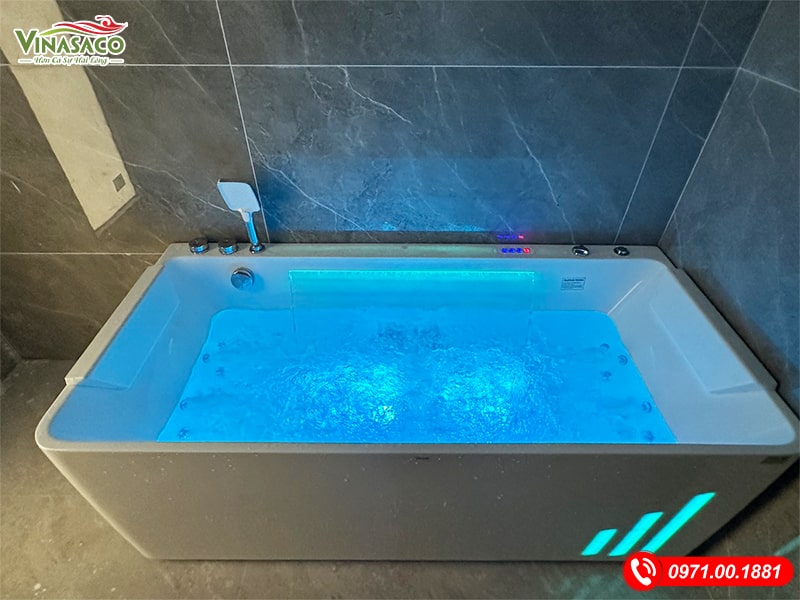 Ảnh bồn đơn chữ nhật đặt tại góc phòng tắm