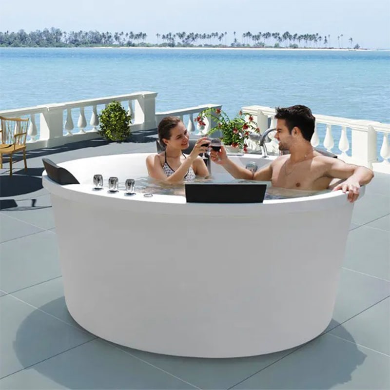 Bồn tắm massage tròn tô điểm cho không gian phòng tắm hiện đại
