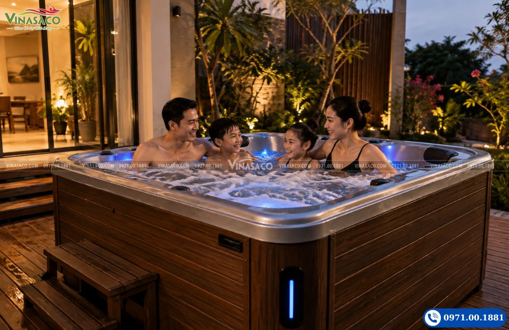 Gia đình trải nghiệm Hydrotherapy trong bồn sục Jacuzzi ngoài trời