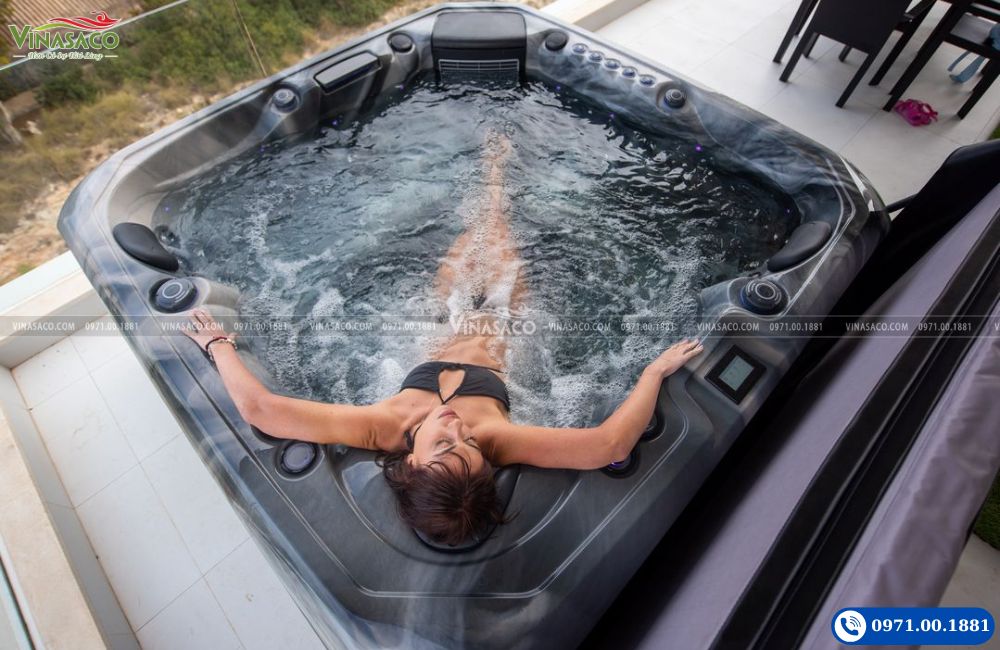 Trải nghiệm Hydrotherapy trong bồn sục Jacuzzi ngoài trời