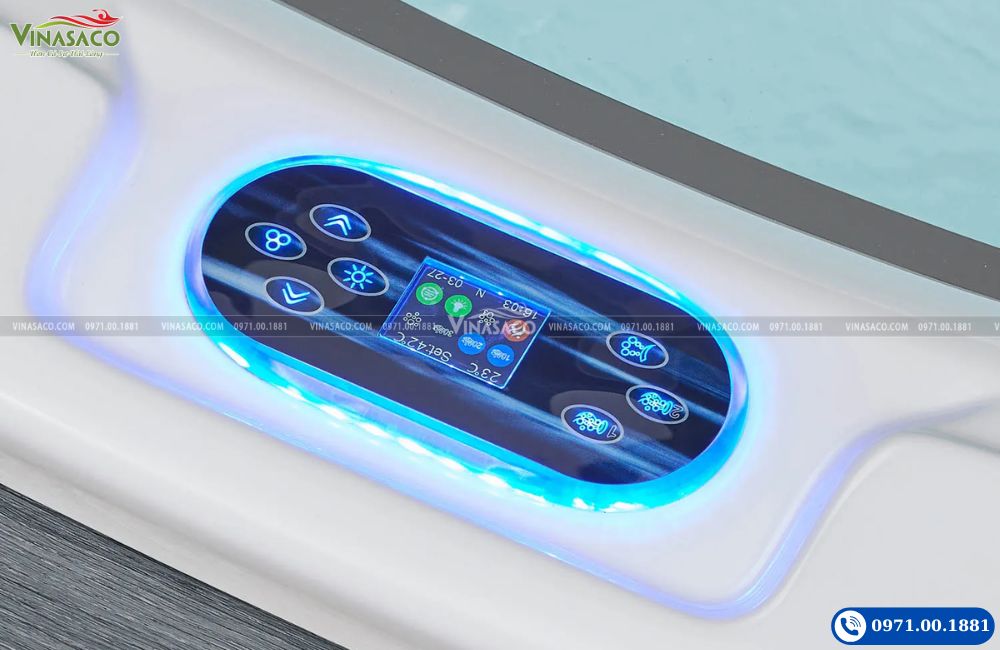 Bảng điều khiển điện tử trên bồn sục Jacuzzi hiện đại