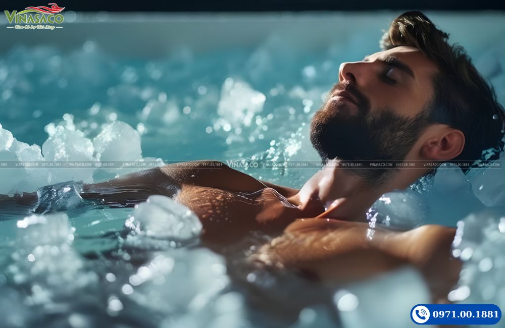 Người sử dụng bồn ngâm lạnh Ice Bath phục hồi cơ bắp sau luyện tập