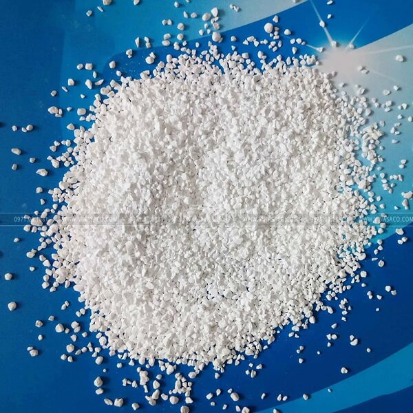 Hóa chất Chlorine tồn tại ở dạng bột trắng, dễ dàng hòa tan trong nước
