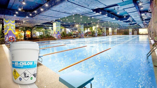Hóa chất Chlorine tồn tại ở dạng bột trắng, dễ dàng hòa tan trong nước