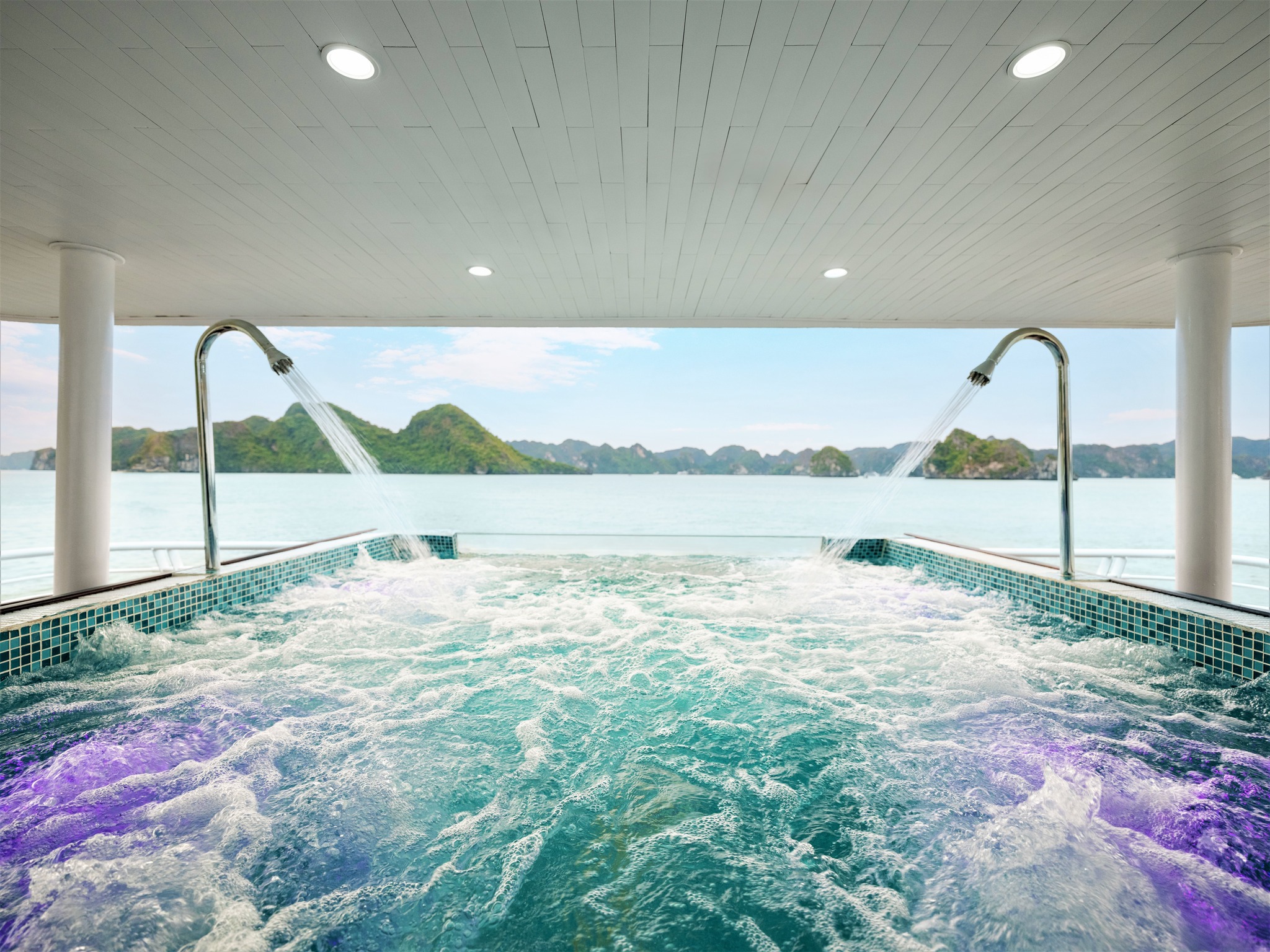 Bể bơi Vdream Cruise Vịnh Hạ Long