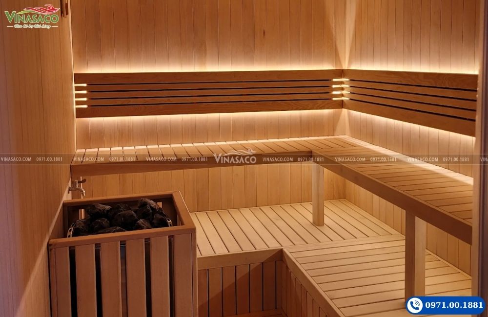 Nội thất ghế gỗ và hệ thống đèn phòng sauna