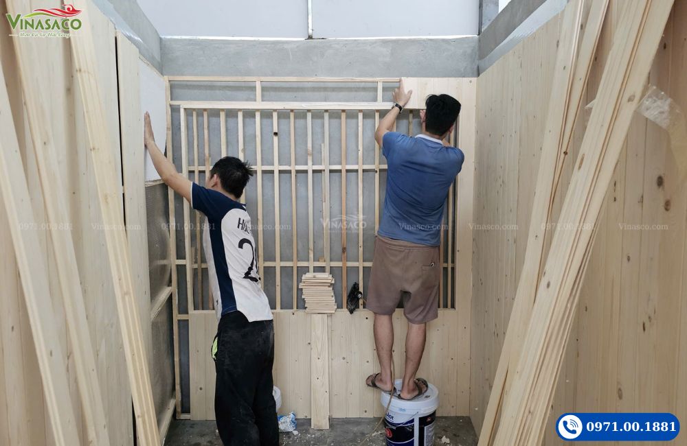 Hình ảnh đội ngũ kỹ thuật Vinasaco thi công đóng phòng xông hơi đá muối