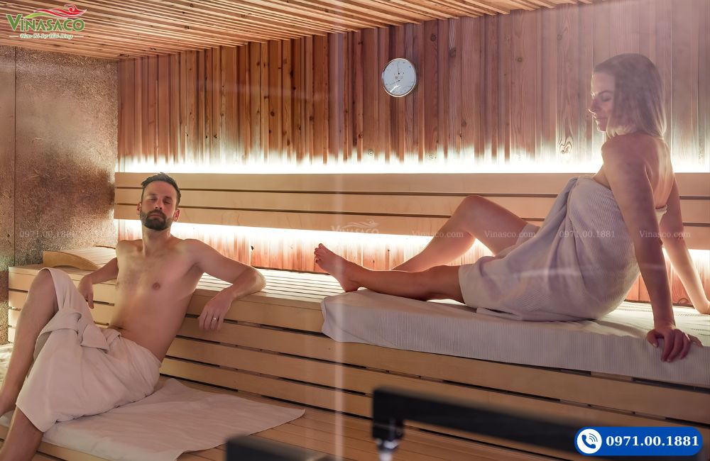 Cặp đôi thư giãn trong phòng xông